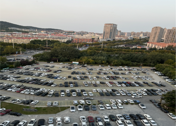 莱山区民生广场停车场